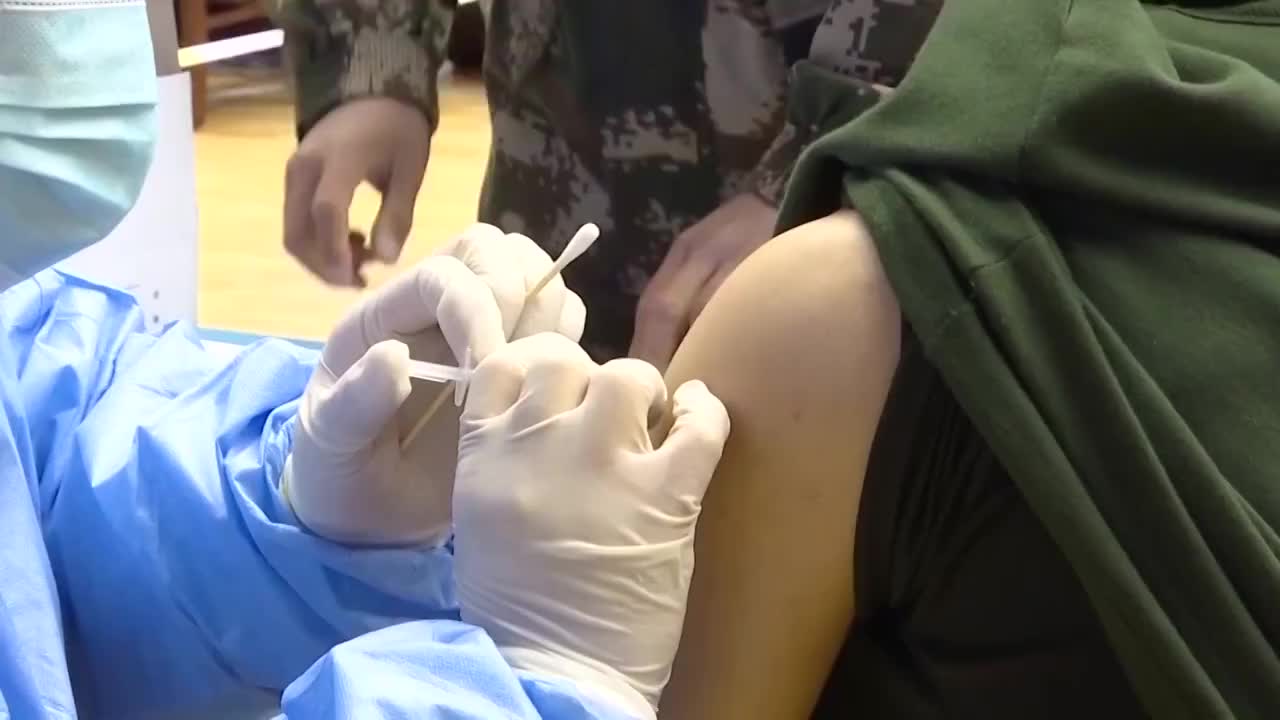 中国医务人员为市民注射疫苗视频素材