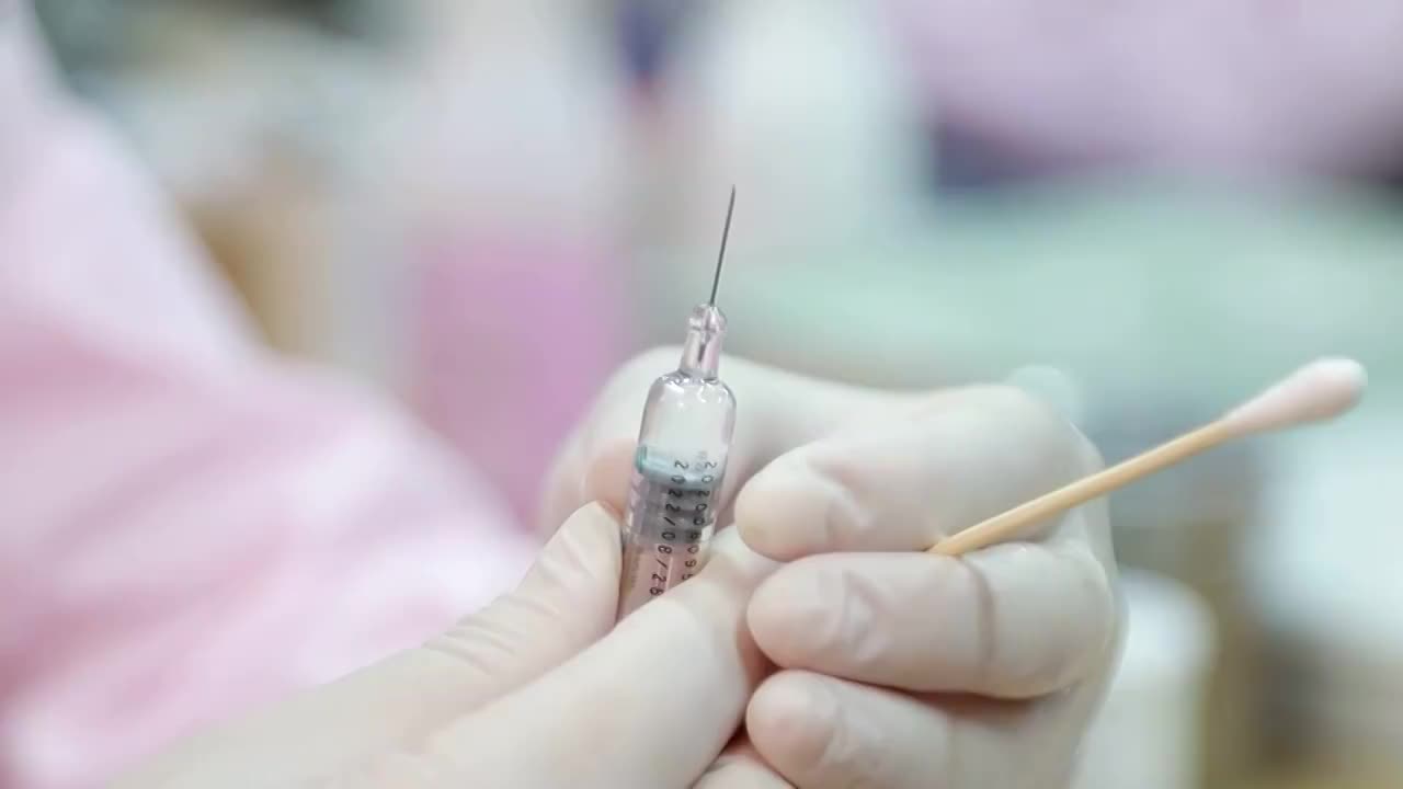 中国医务人员为市民接种新冠疫苗视频素材