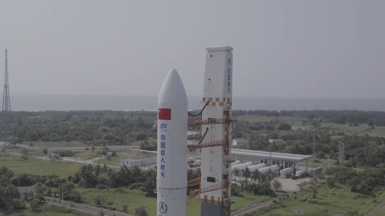 海南省文昌航天器发射场的火箭航拍视频素材
