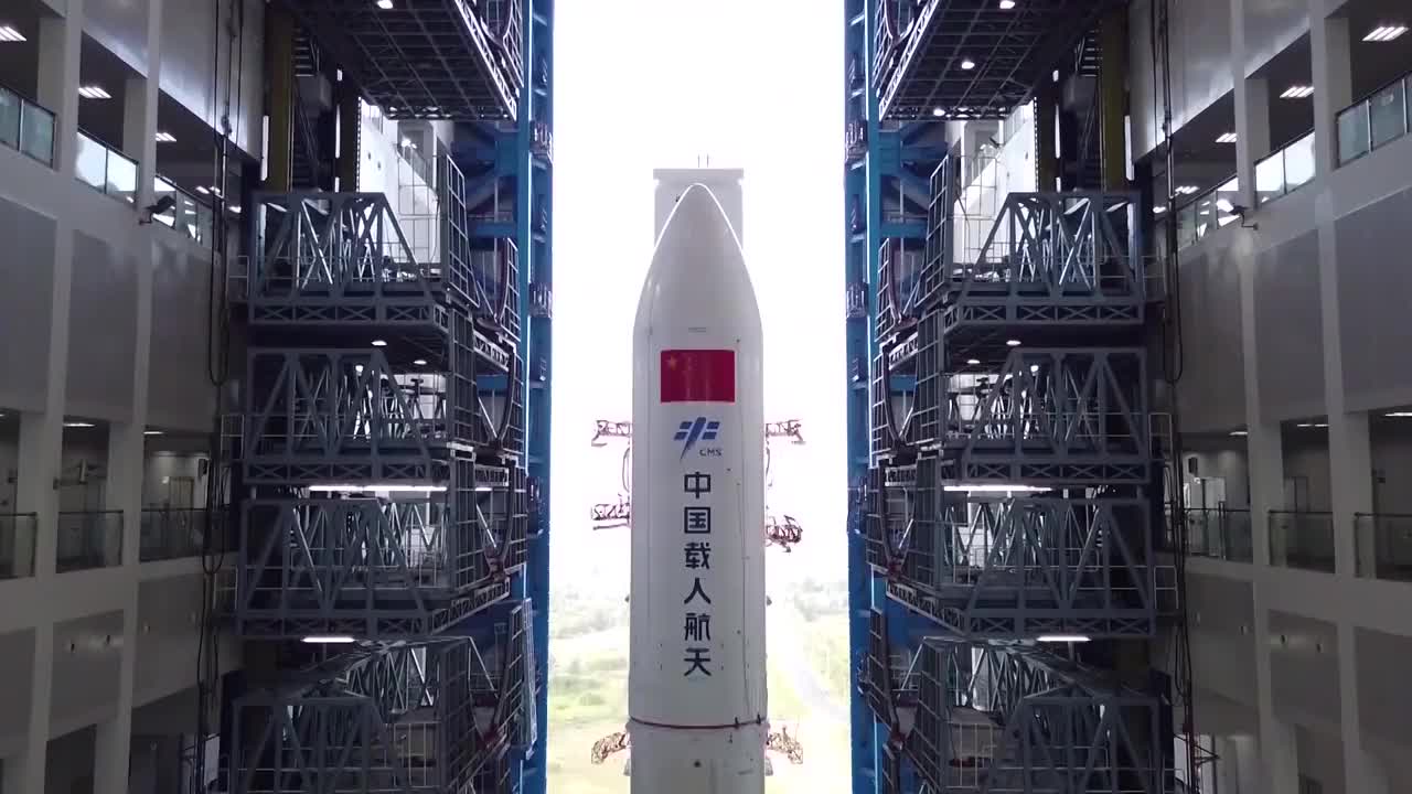 海南省文昌航天器发射场的火箭视频素材