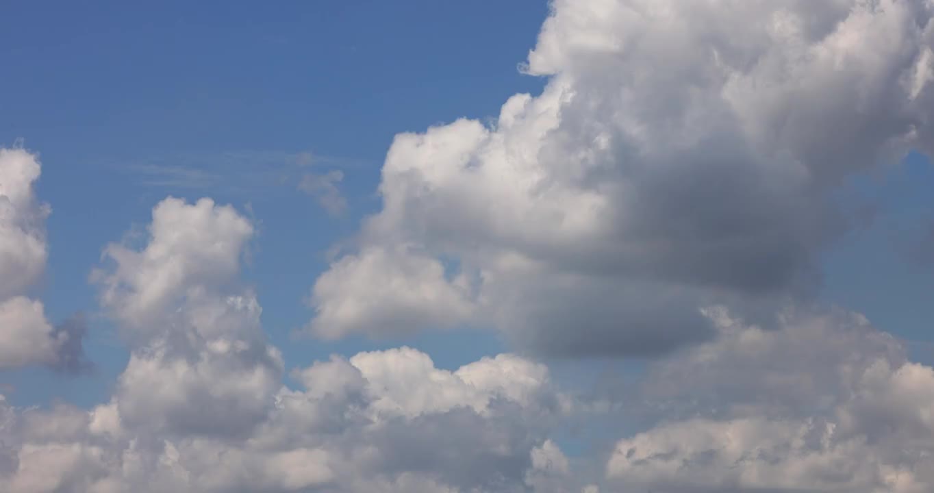 云朵在蓝天上移动2视频素材