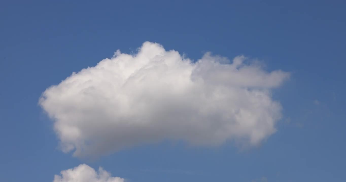 云朵在蓝天上移动1视频素材