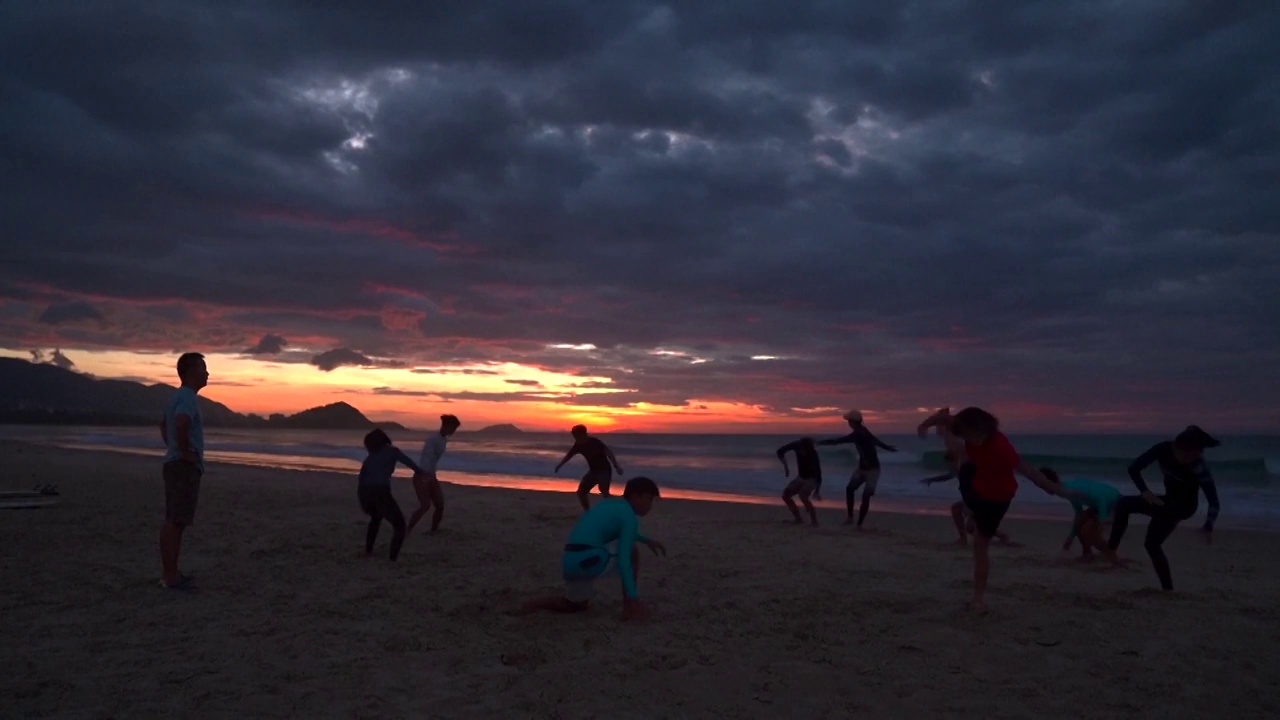 海南省沙滩上做准备运动的孩子视频素材