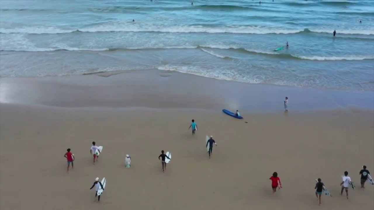 海南省沙滩上做准备运动的孩子视频素材