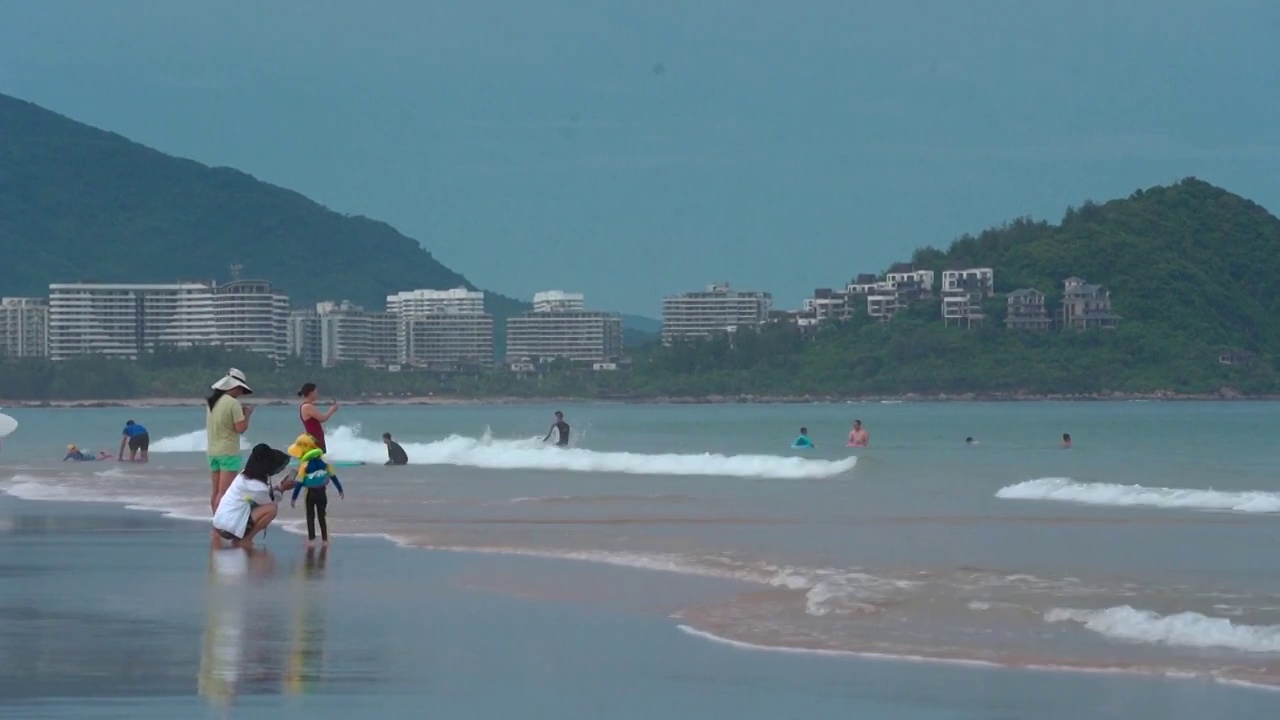 海南省海上冲浪的人视频素材