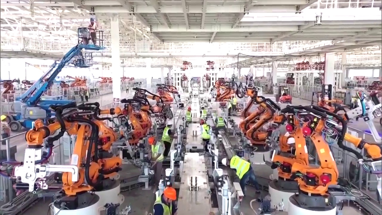 中国自动化生产线，机械臂，组装车辆，工人视频素材