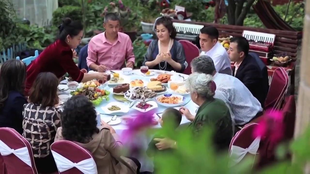 新疆维吾尔自治区当地人用餐视频素材