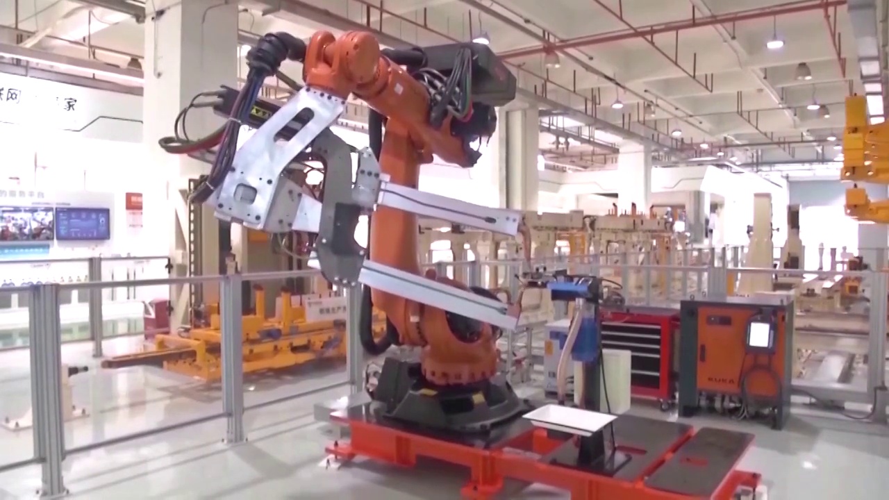 中国辽宁工厂内运行中的机械臂视频素材