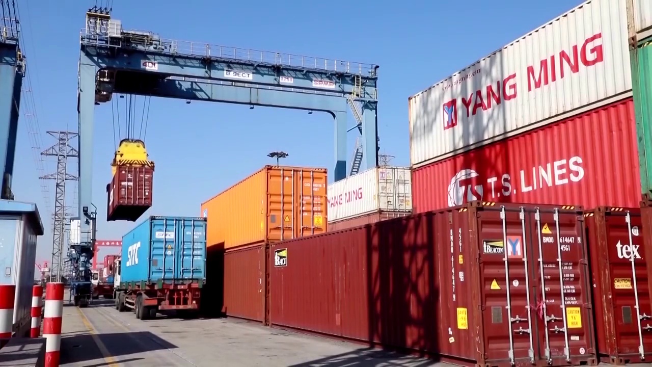 上海港口的货轮、集装箱视频素材