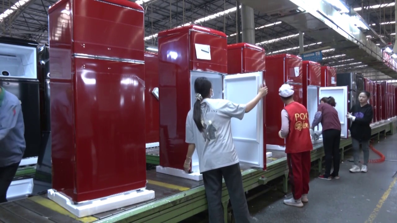 广东省工厂内的冰箱生产线视频素材