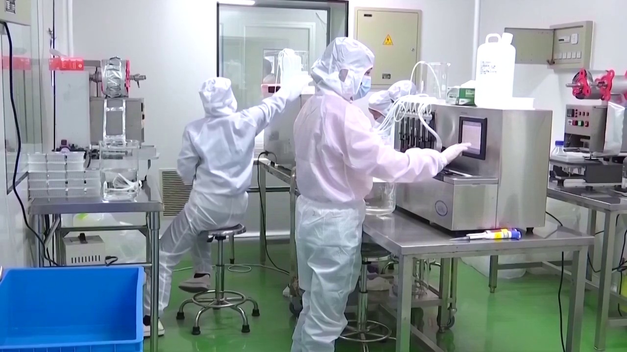 上海实验室内工作的研究人员视频素材