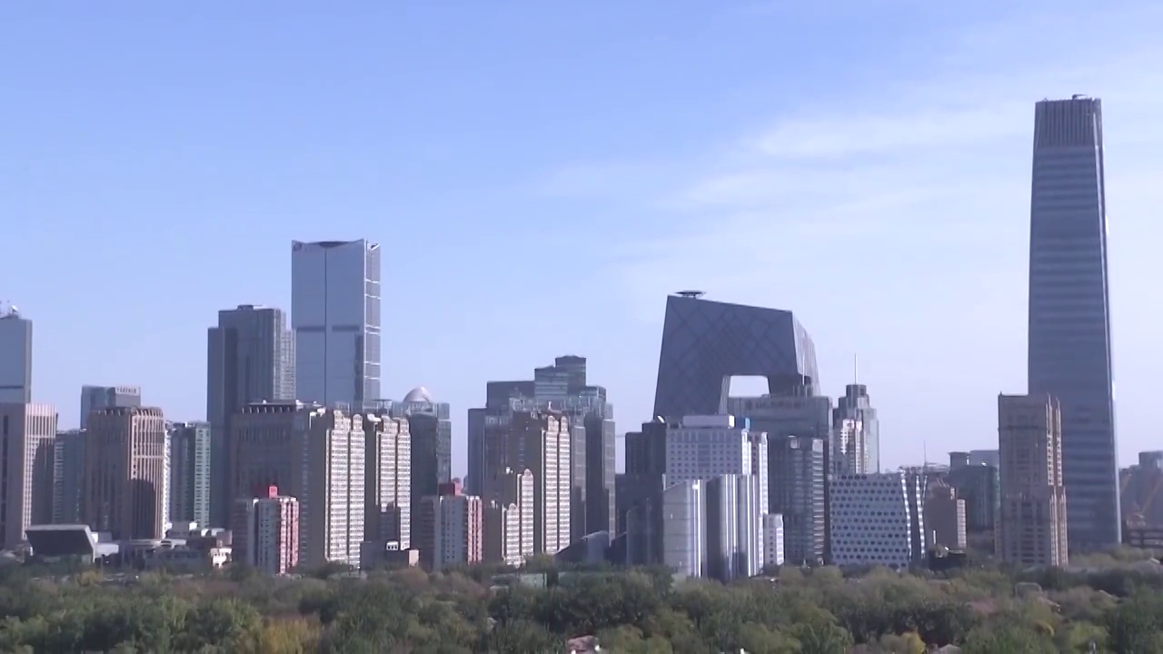 中国北京中央电视台总部大楼周边城市景观视频素材