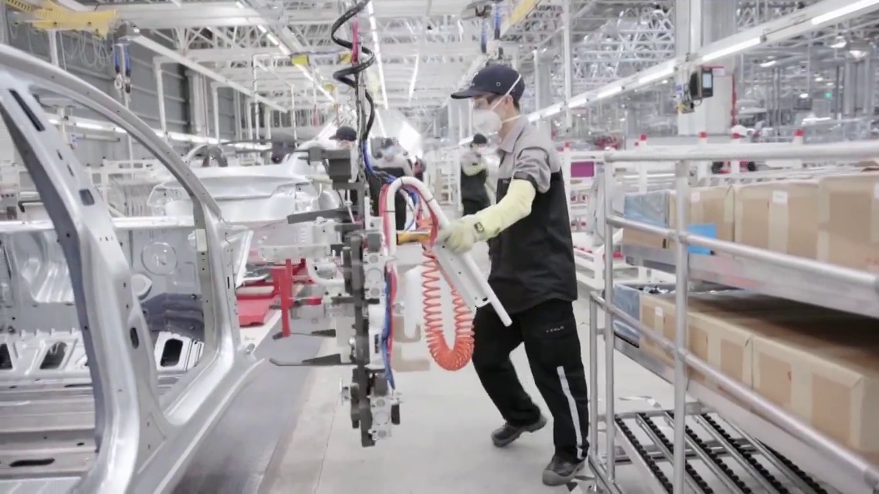 中国工厂内汽车装配生产线工人在工作视频下载