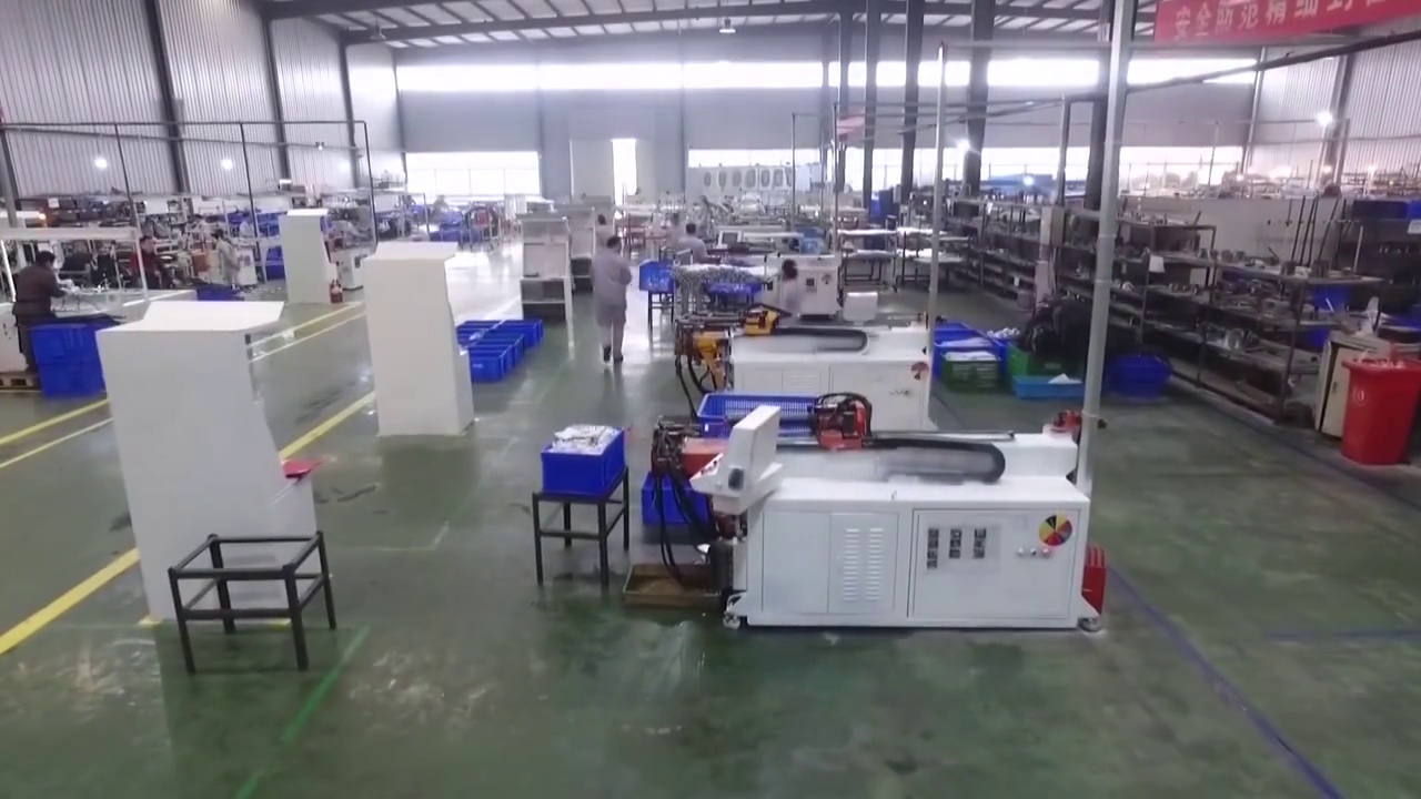 中国工厂内部生产线和工人视频素材