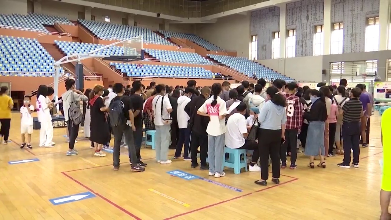 云南省昆明市学生、家长在体育场疫苗接种点等候视频下载