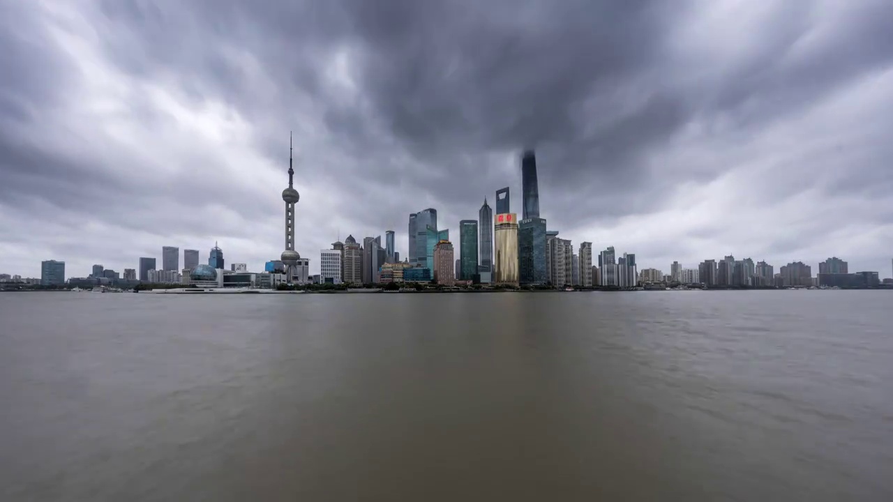 上海台风天陆家嘴延时视频素材