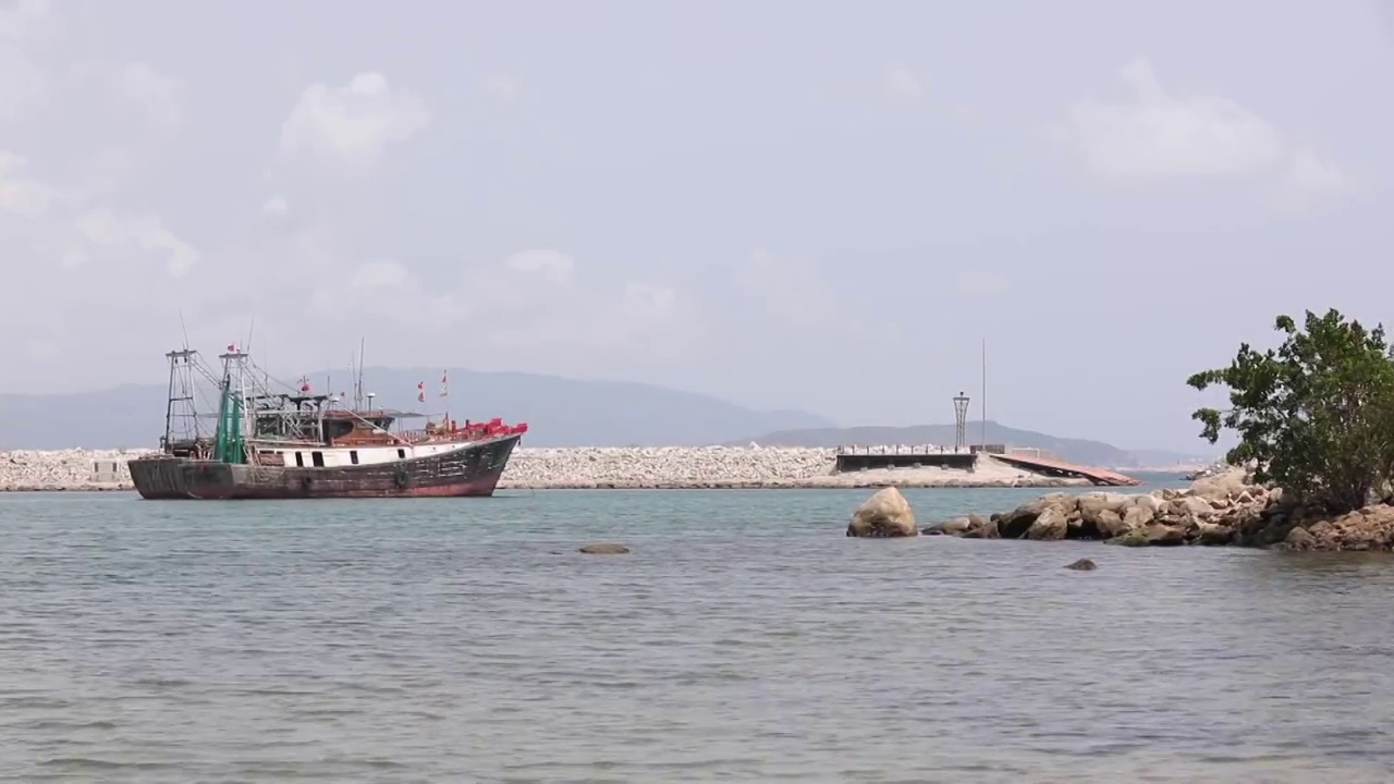 海南三亚海面停泊的船只视频素材