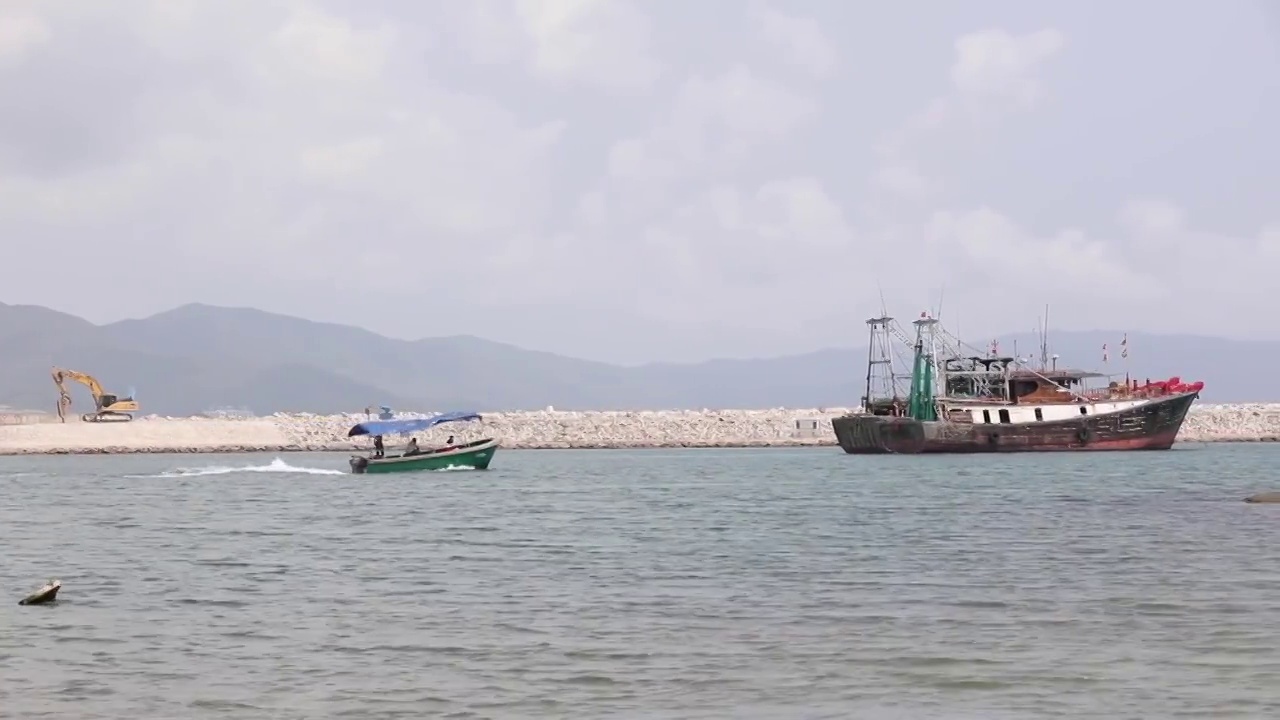 海南三亚海面行驶的船只视频素材