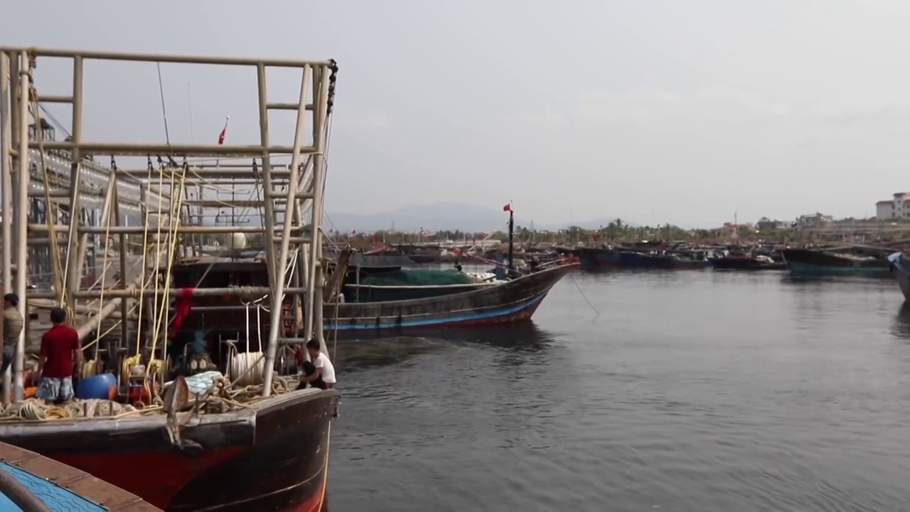 海南三亚崖州中心渔港的船只视频素材