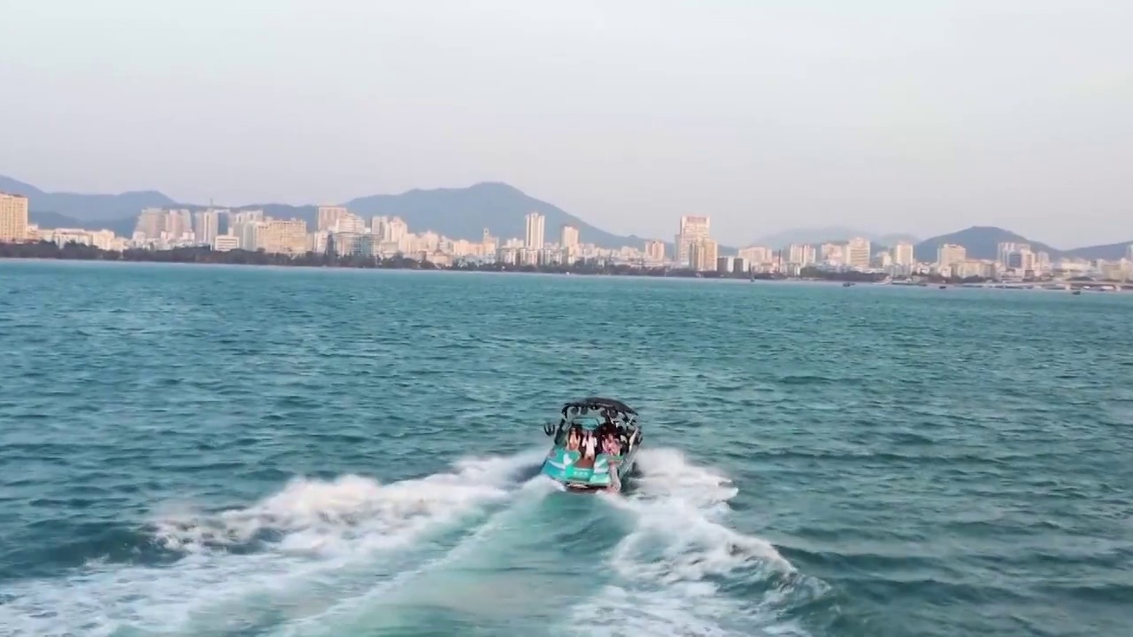 海南三亚冲浪快艇航拍视频素材
