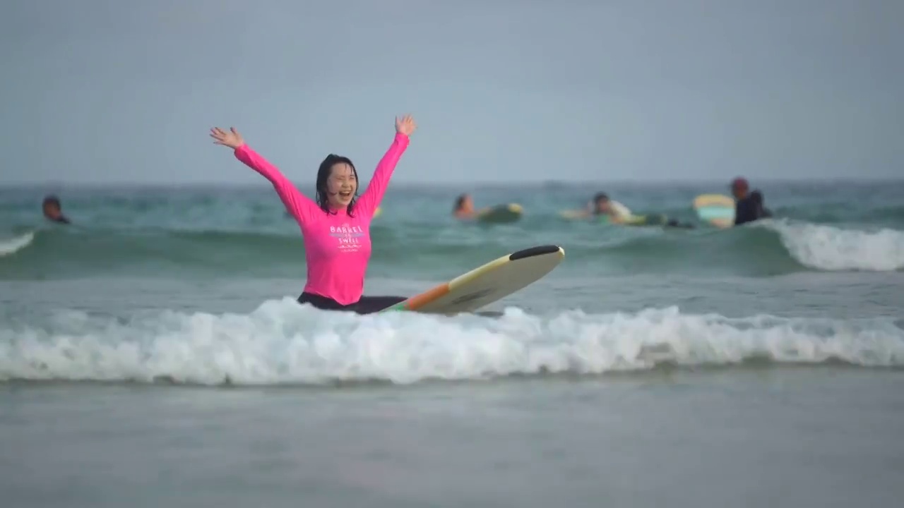 海南万宁的冲浪者视频素材