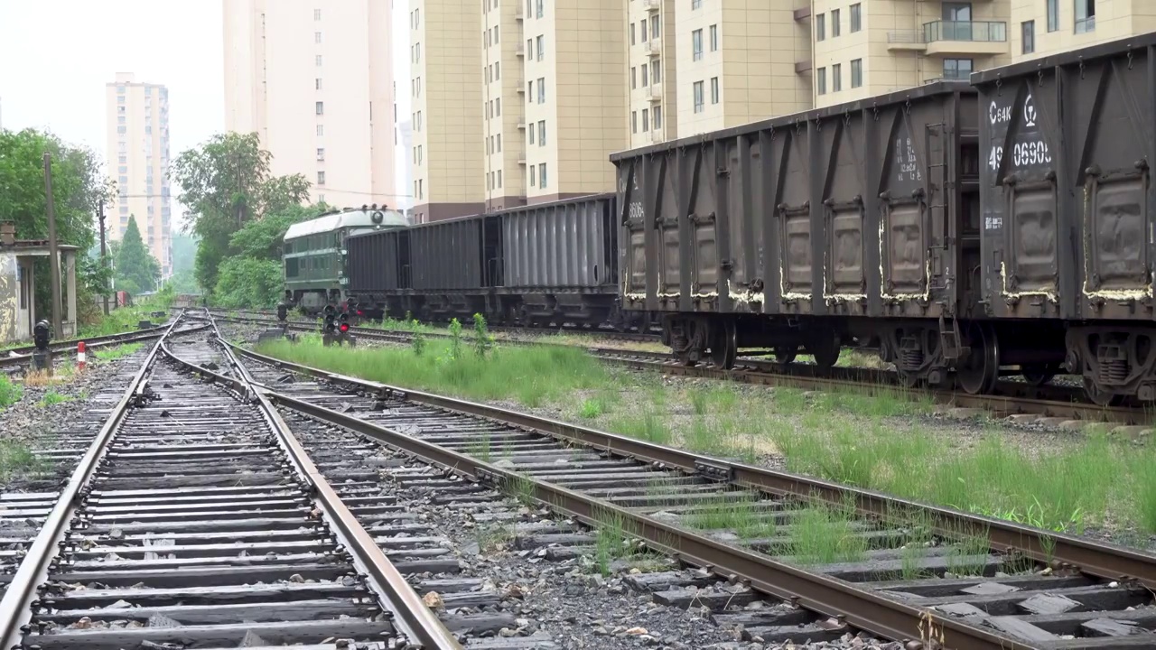 行驶中的铁路货运列车视频素材