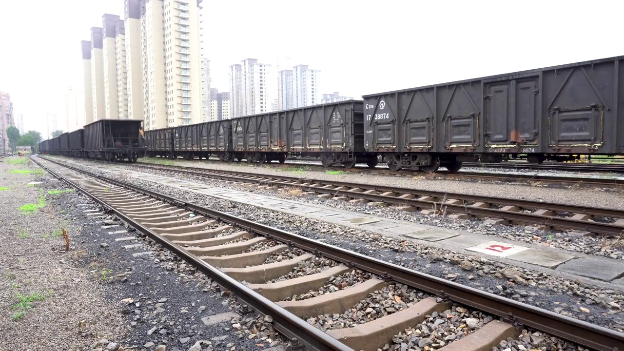 行驶中的铁路货运列车视频素材