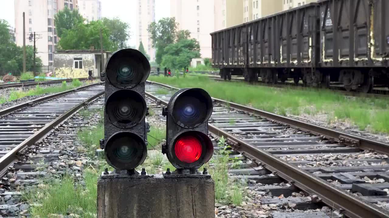 铁路信号机和货车视频素材
