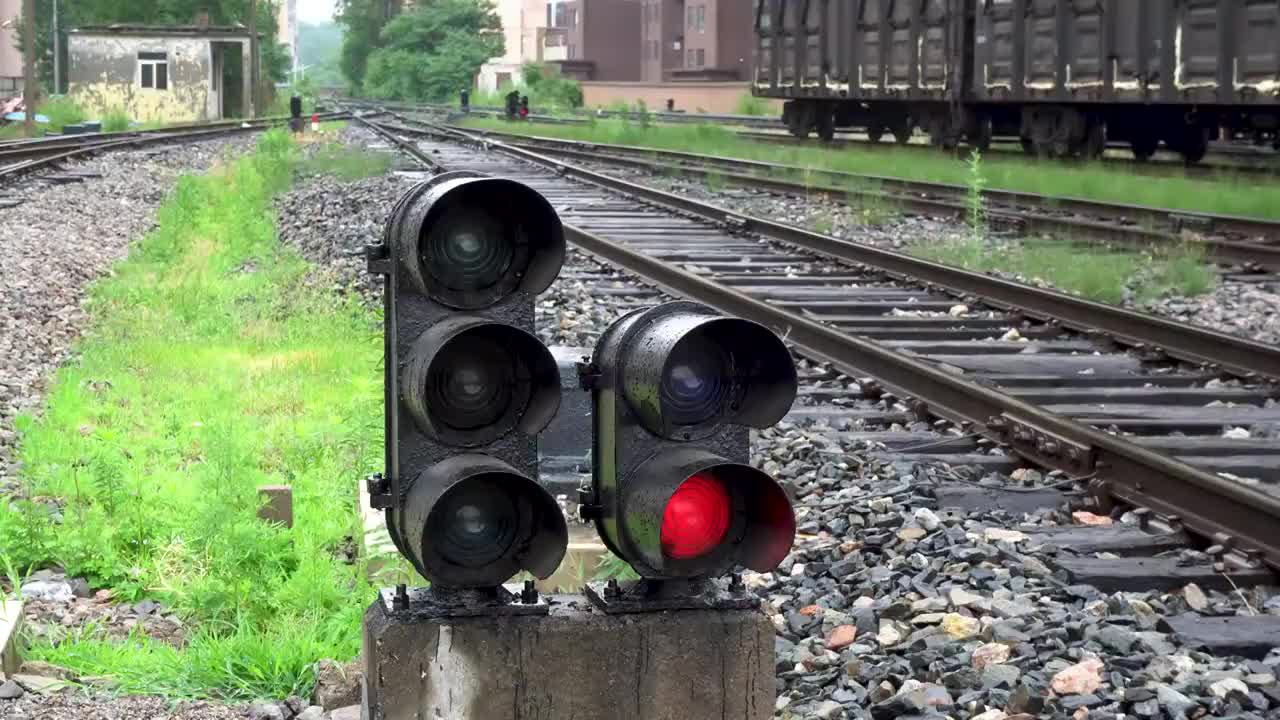 铁路信号机和货车视频素材