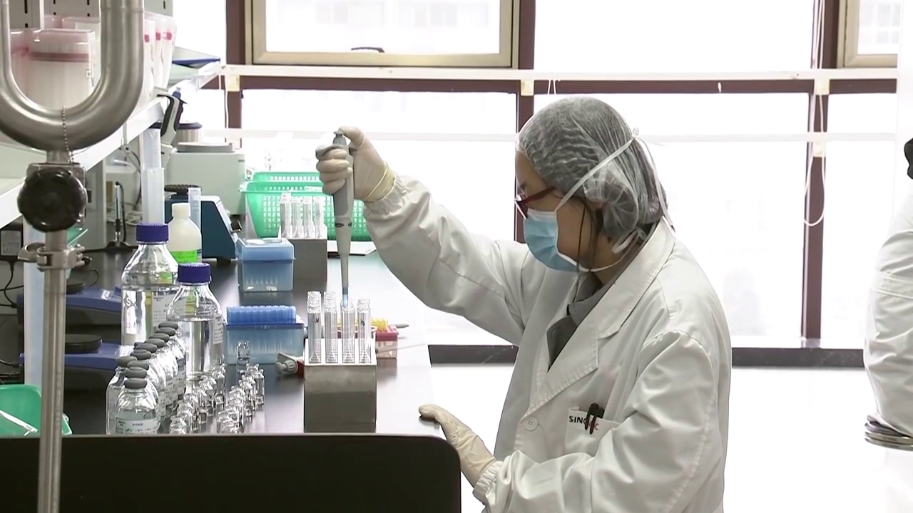 北京实验室里研制疫苗的人员视频素材
