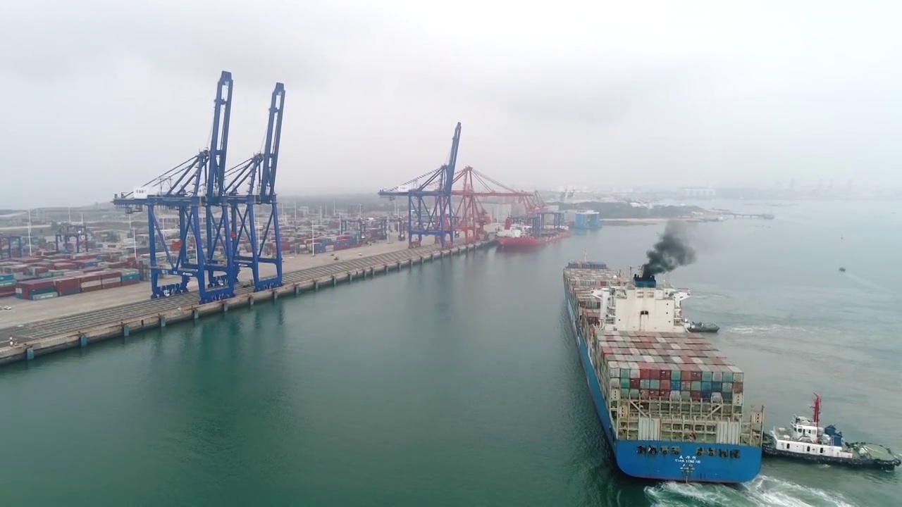 海南省儋州市杨浦经济开发区集装箱船舶航拍视频素材