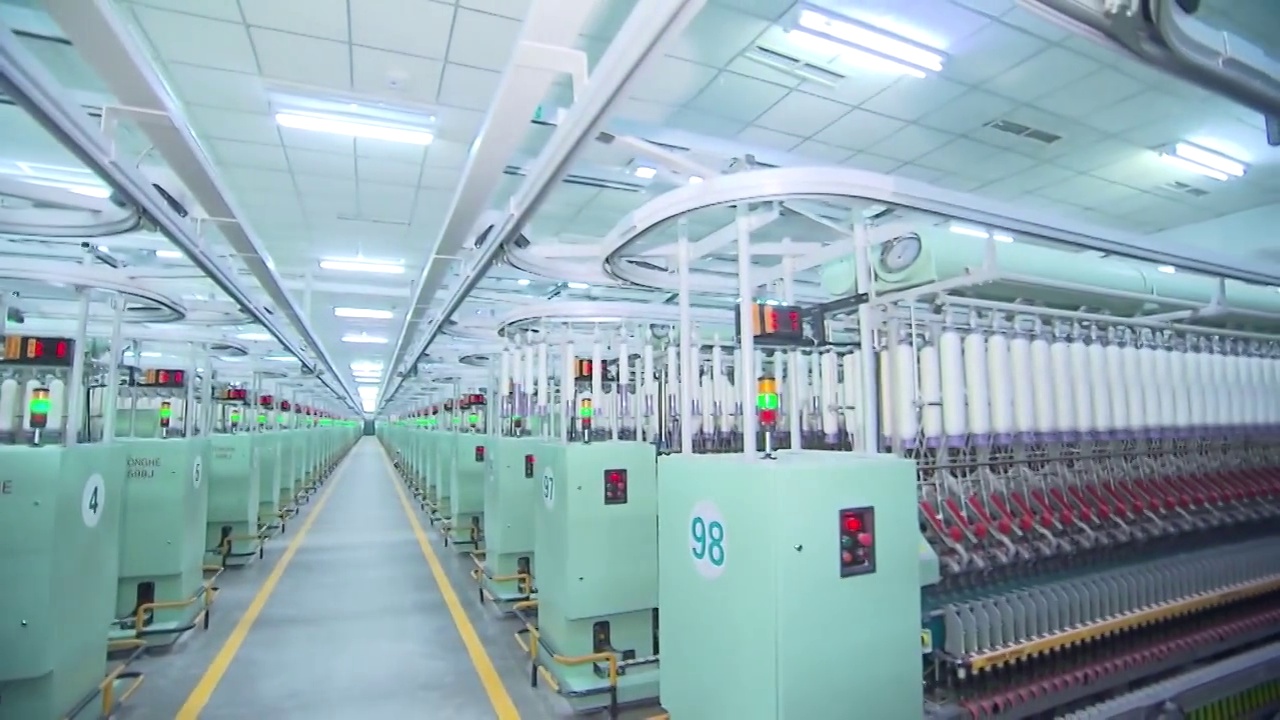 山东省滨州市纺织厂内的自动生产线视频素材