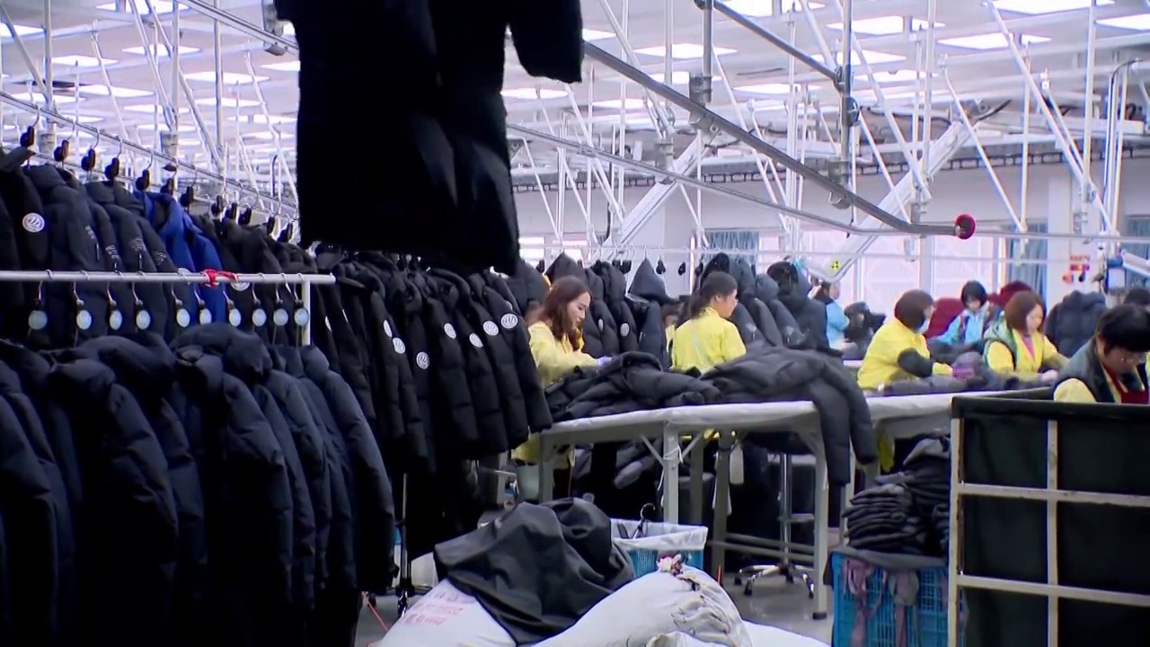 浙江省杭州市仓库内工人正在整理衣服视频素材