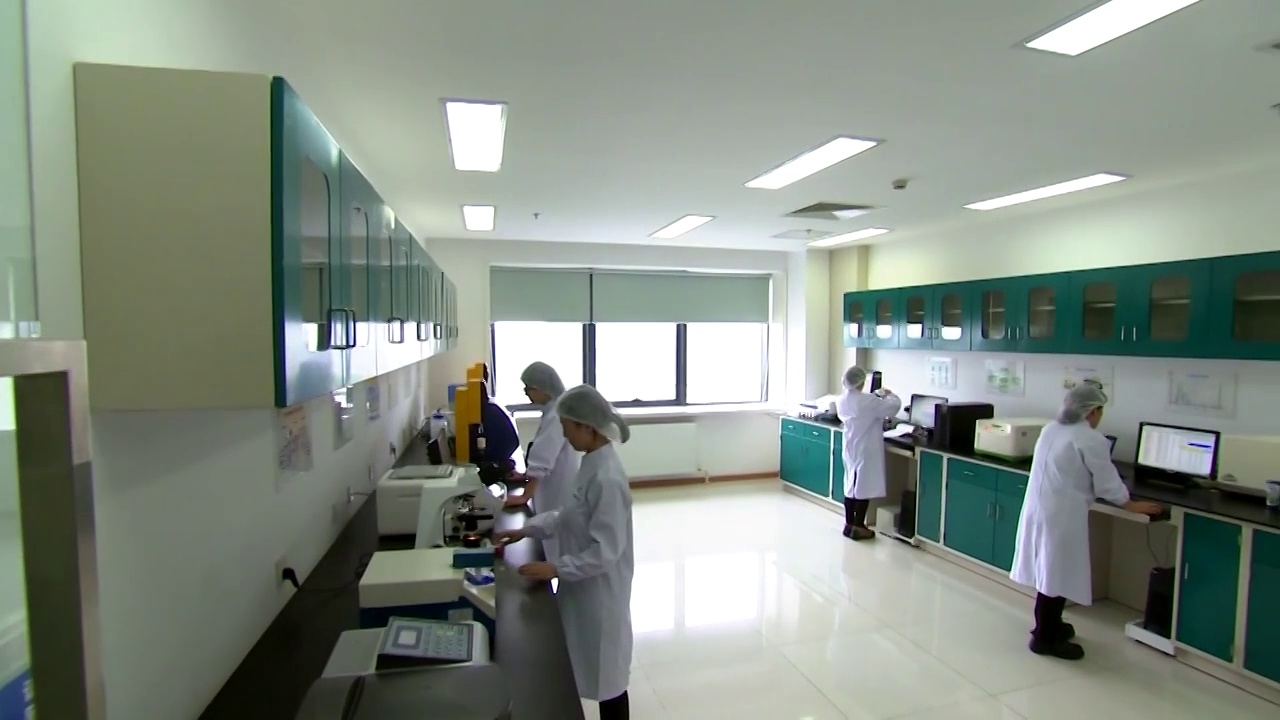 中国实验室内的研究人员和设备视频素材