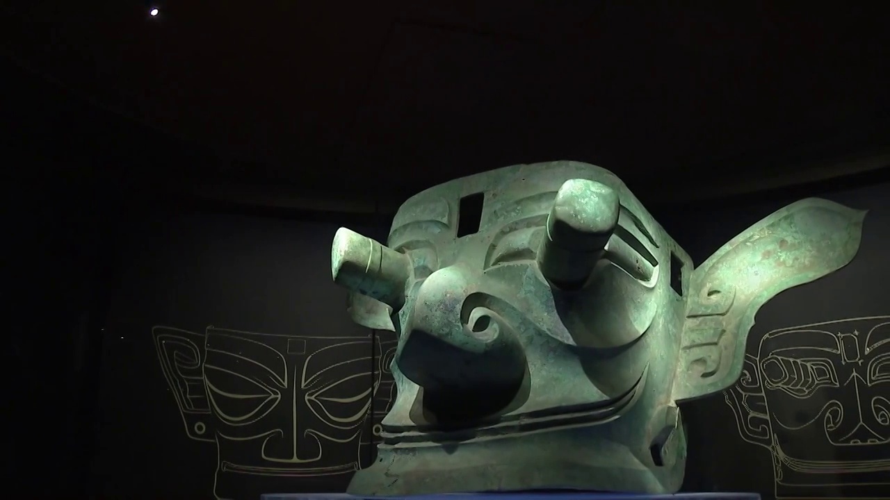 四川省成都市博物馆展出的青铜器视频素材
