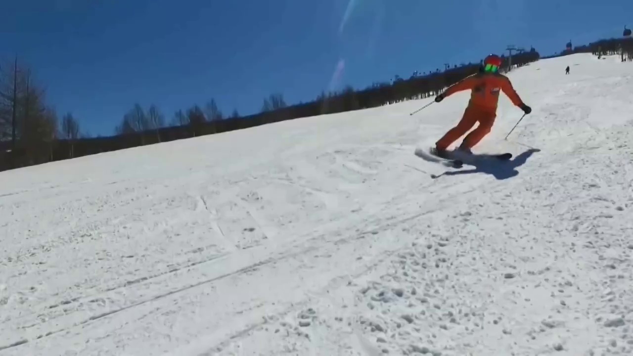 河北省张家口市运动员在滑雪场滑雪视频素材