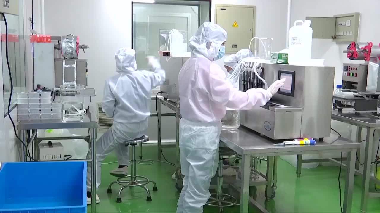 上海实验室里的研究人员视频素材