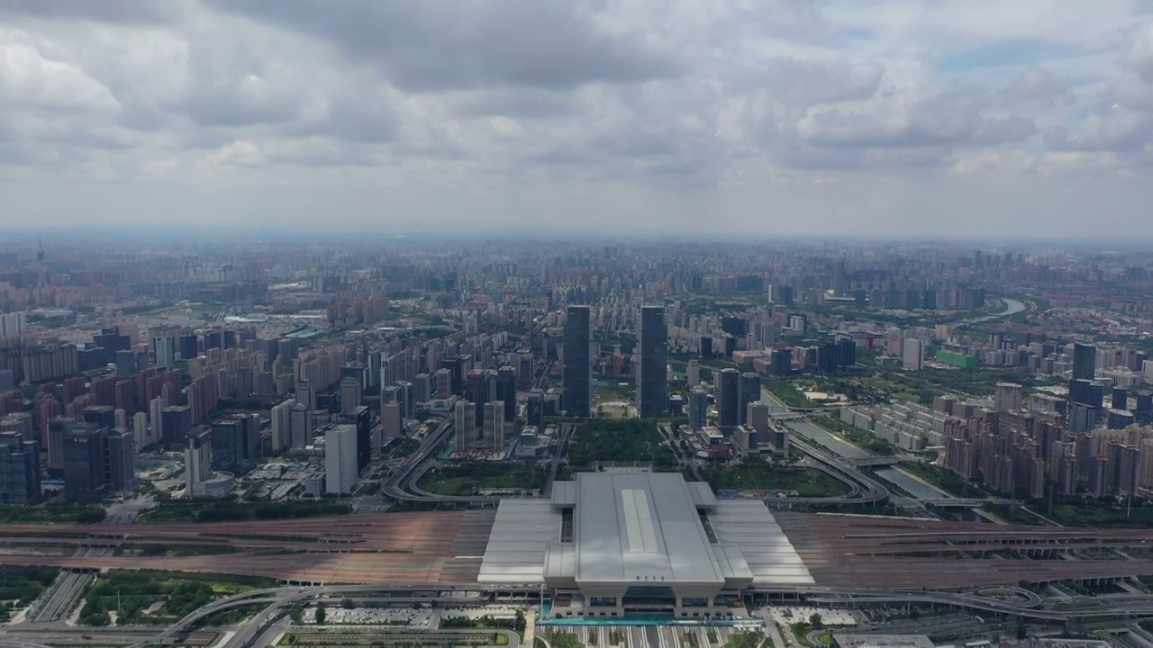 河南郑州高铁站郑州东站夏季台风多云天气户外航拍视频素材