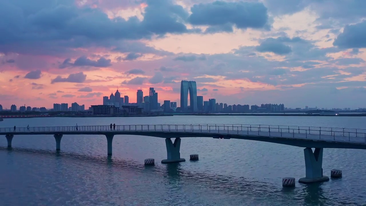 苏州园区金鸡湖上步行桥风景视频素材