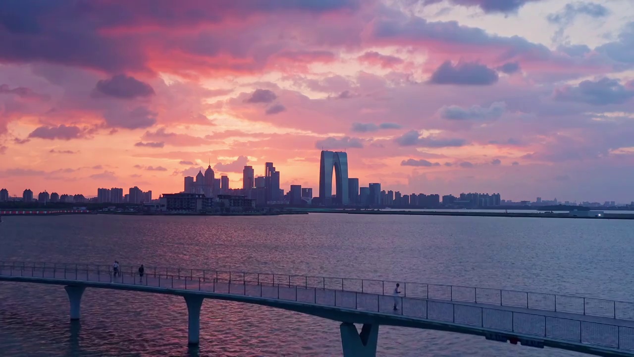 苏州园区金鸡湖上步行桥风景视频素材