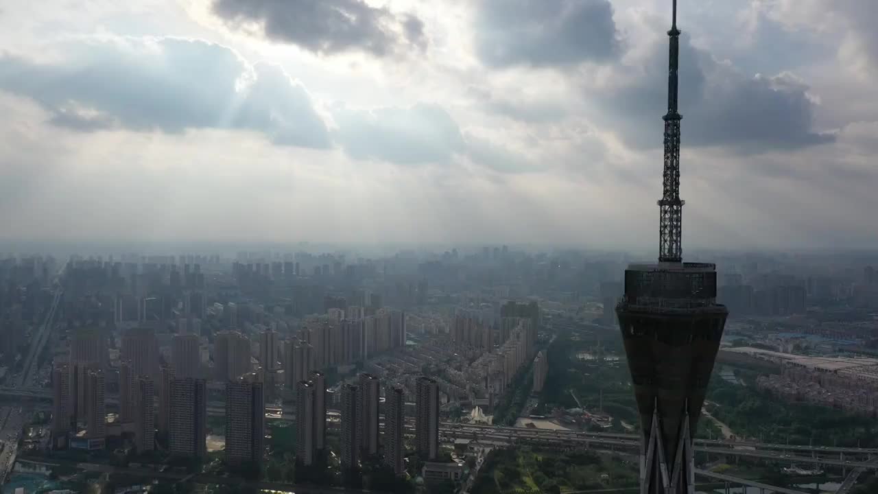 河南郑州地标建筑中原福塔夏季台风多云天气户外航拍视频素材