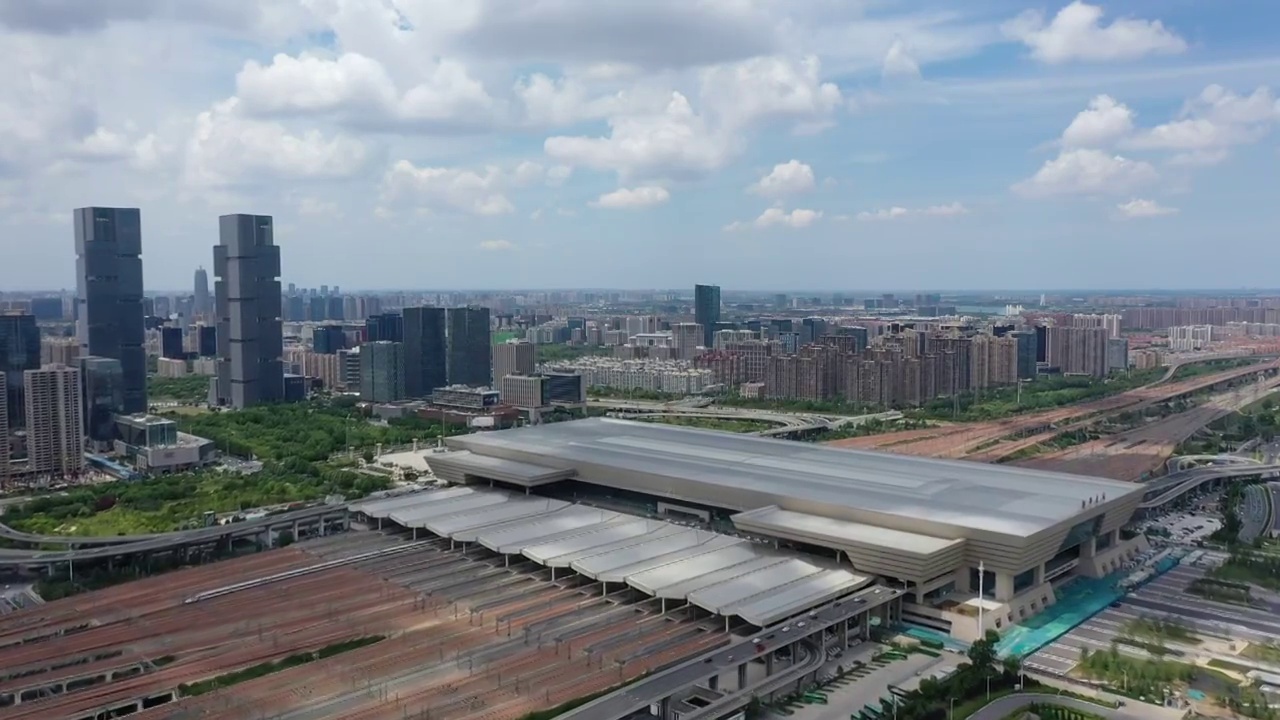 郑州高铁公园与金融区夏季蓝天白云城市天际线户外风光航拍视频素材