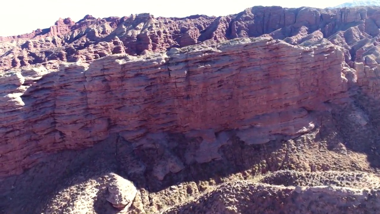 平山湖大峡谷红岩地貌视频素材