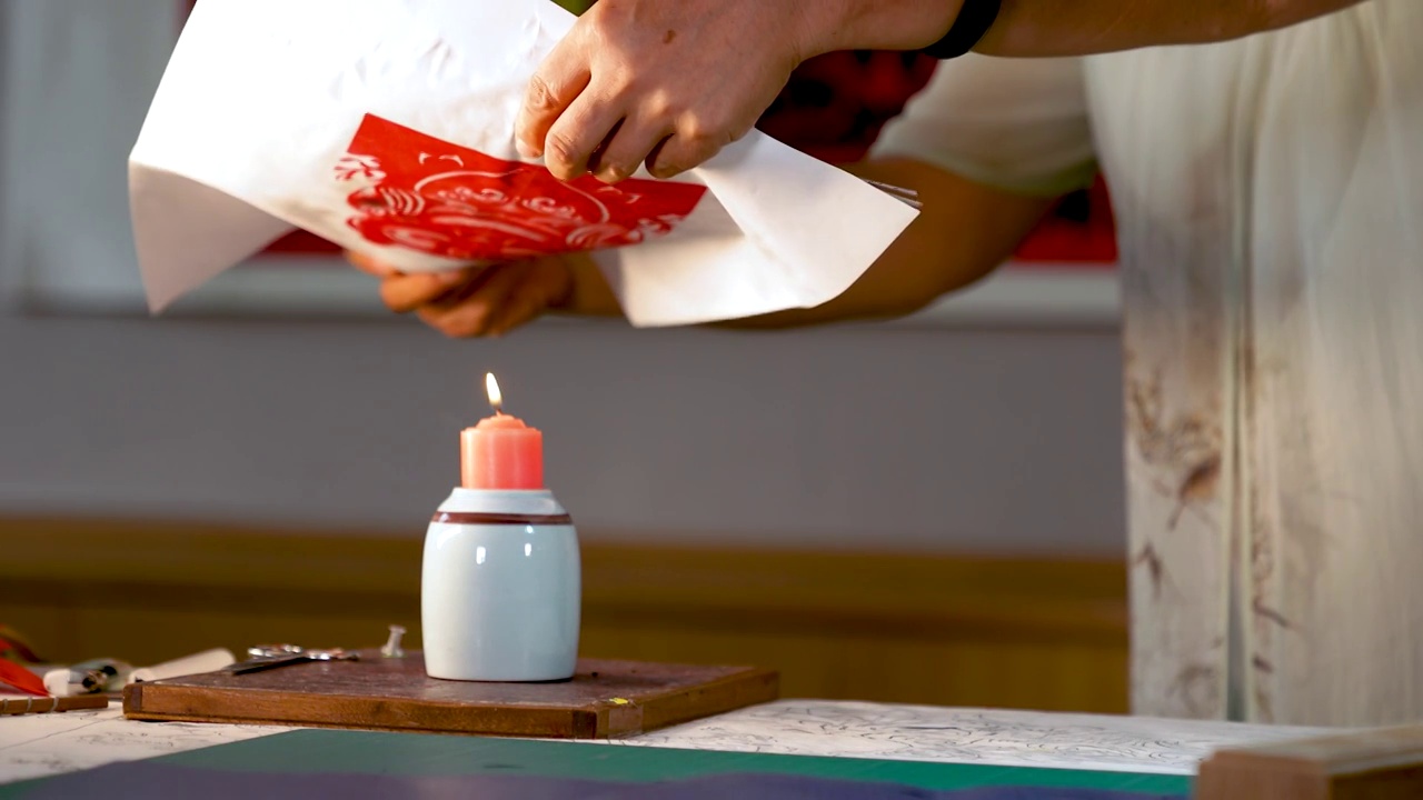 中国传统剪纸古法艺术之用烟熏纸视频素材