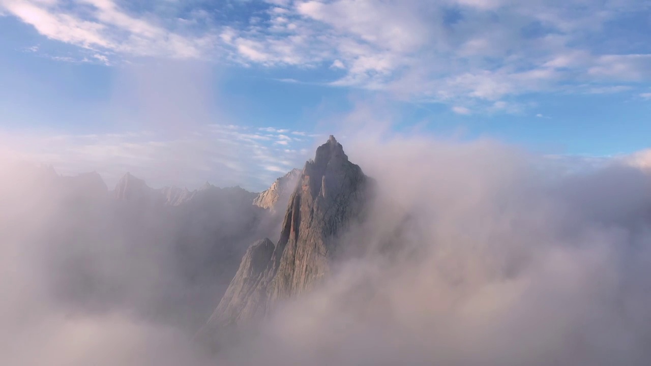 云雾缭绕中上升航拍莲宝叶则石头山视频素材