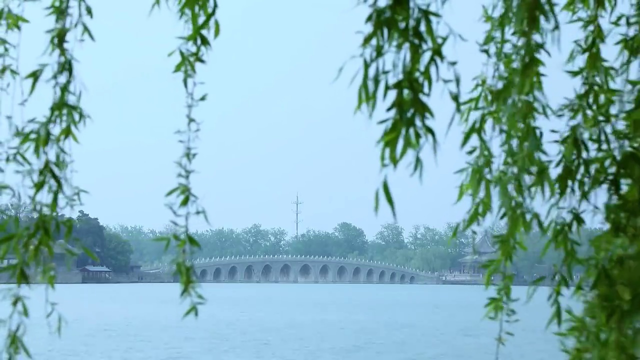 北京颐和园十七孔桥的春天视频素材