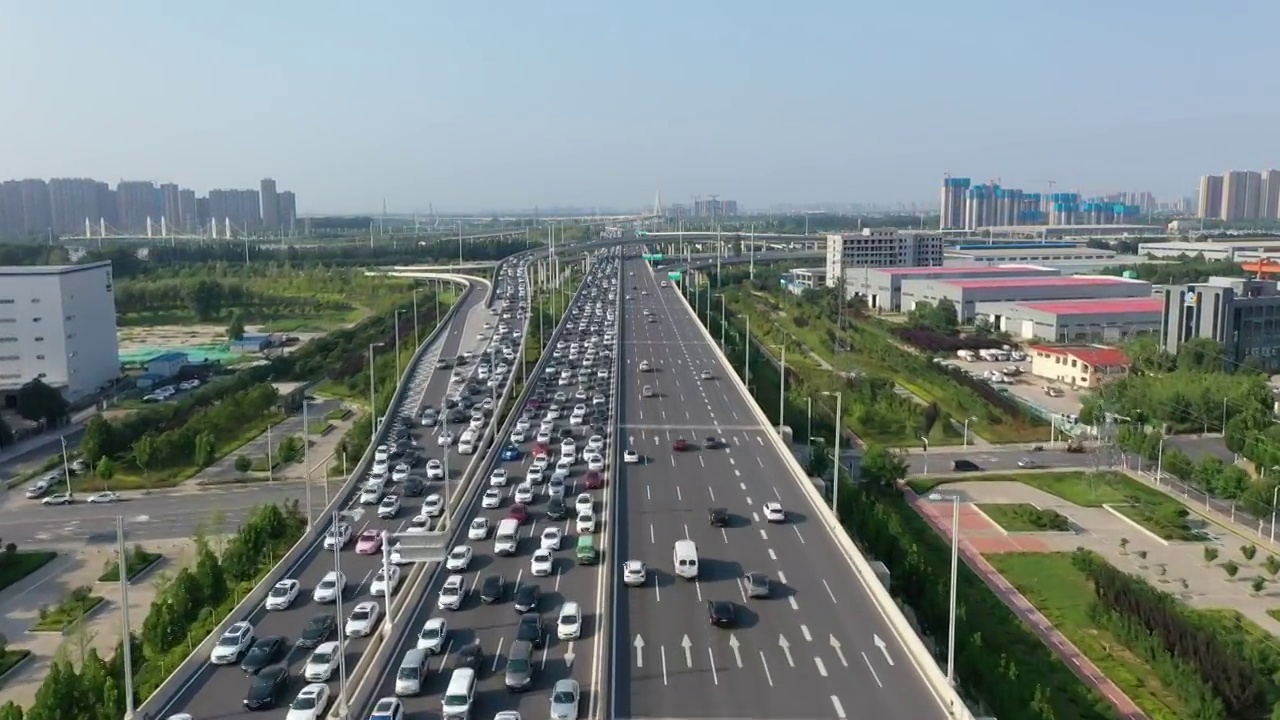 河南郑州东三环高架道路早高峰车辆拥堵场景视频素材