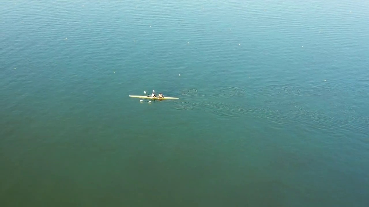 南京玄武湖上的双人双桨皮划艇运动视频下载