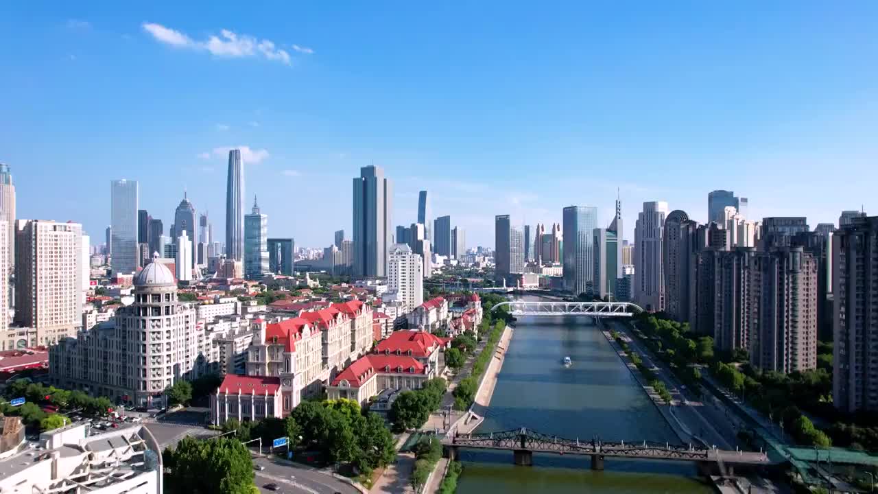 中国天津海河金汤桥奥式风情区和城市天际线航拍视频素材