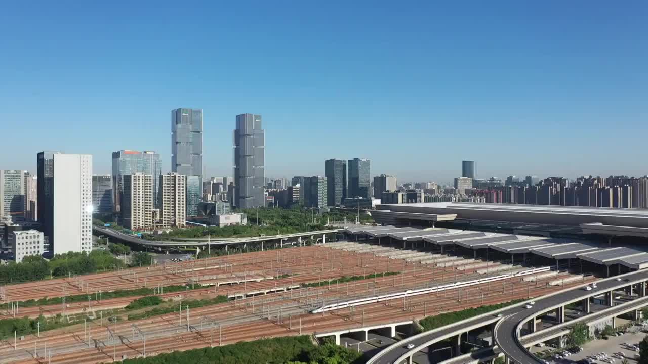 郑州高铁站郑州东站夏季城市天际线与都市风光户外航拍视频素材